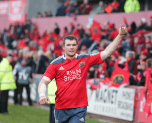 Peter O'Mahony waving to the Munster crowd (C) Tony Quinlivan