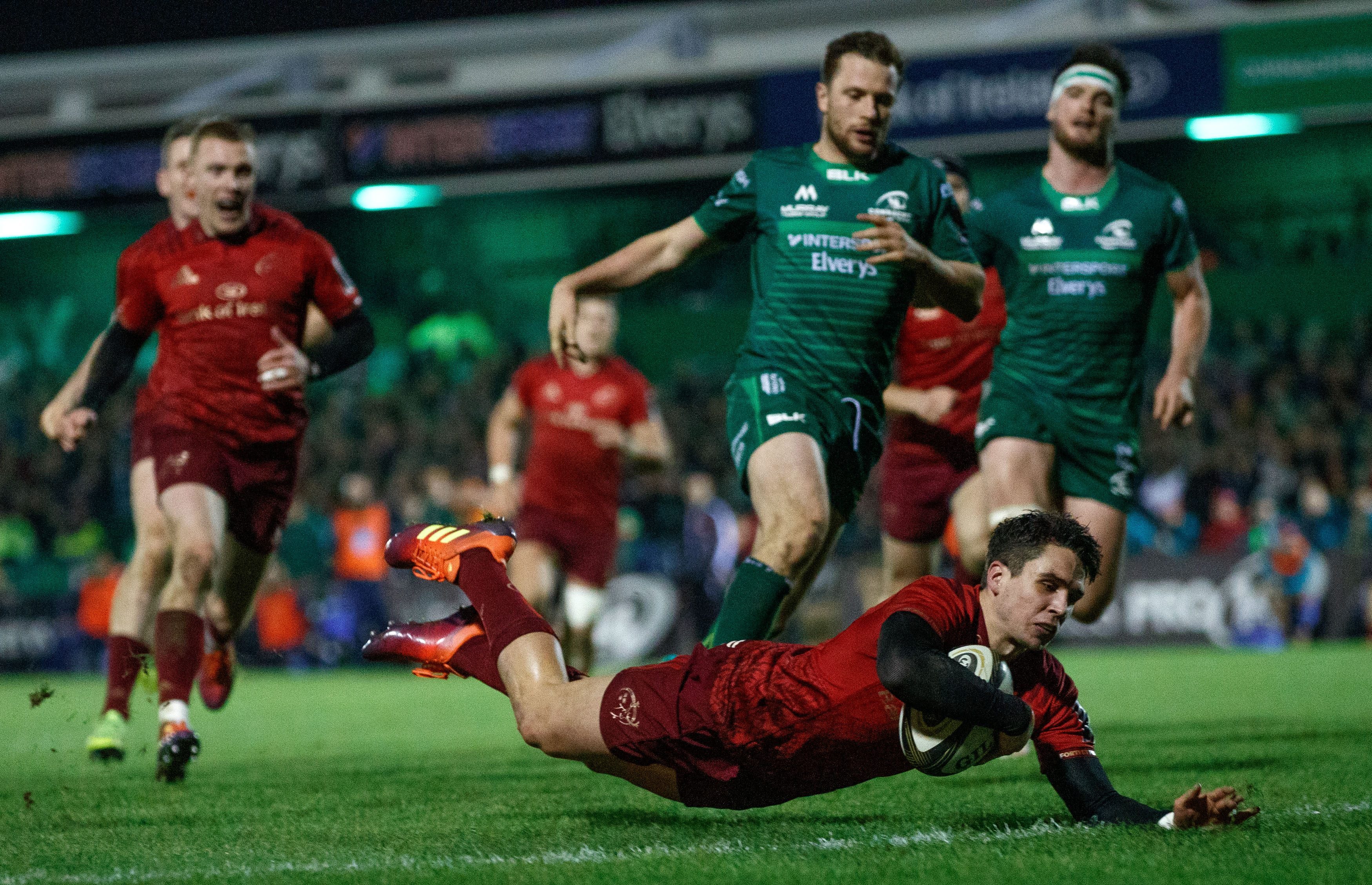 WATCH Munster move top of Conf A with bonus point win over Connacht